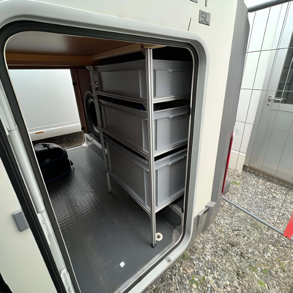 Leichtes Regalsystem für die Heckgarage im Wohnmobil